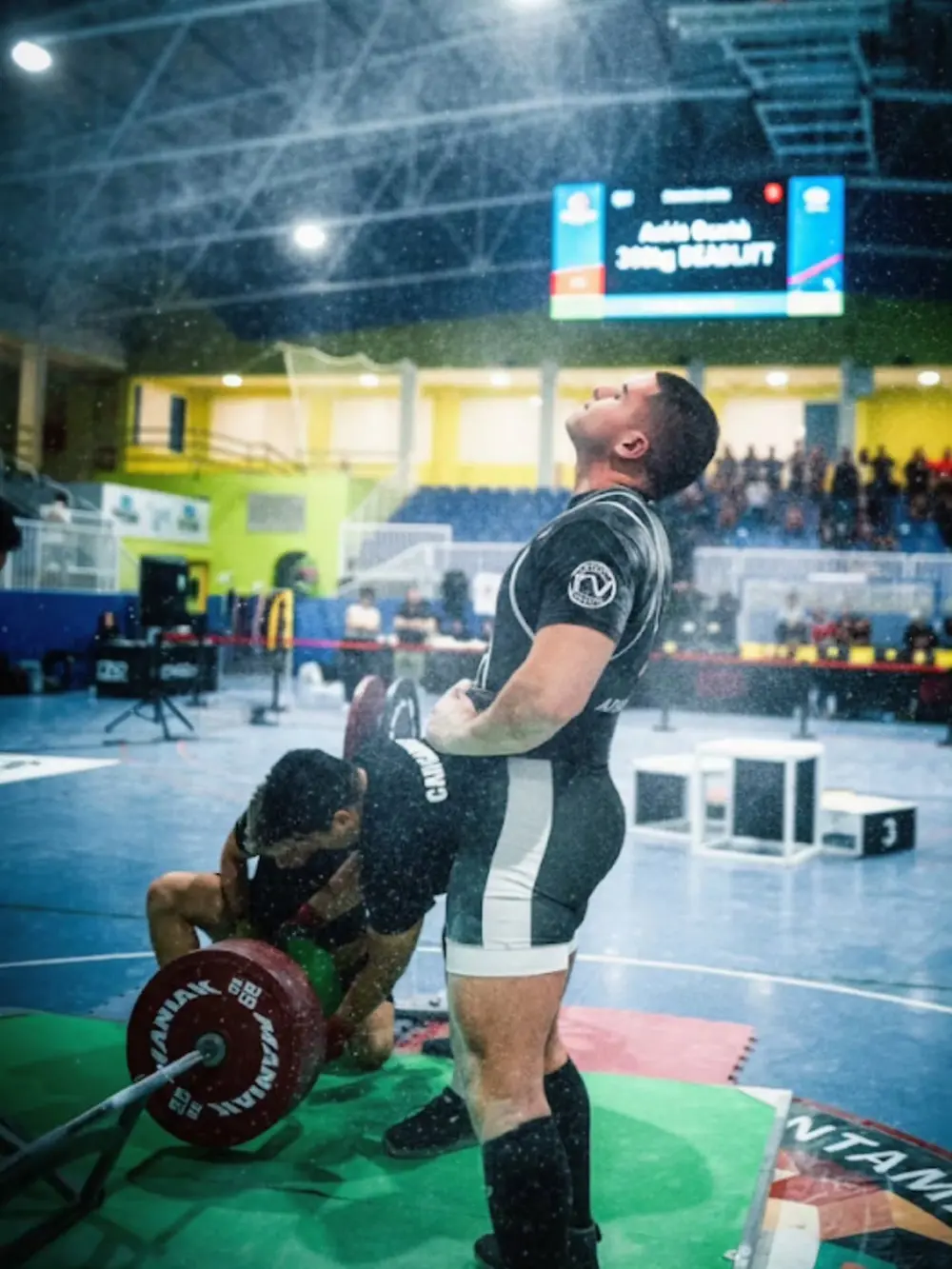 Adrià Ocaña Busquets tras un peso muerto en una competición de powerlifting