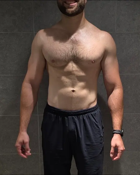 Cliente de LuxFigure, vista frontal: antes y después del plan de entrenamiento y nutrición (después)