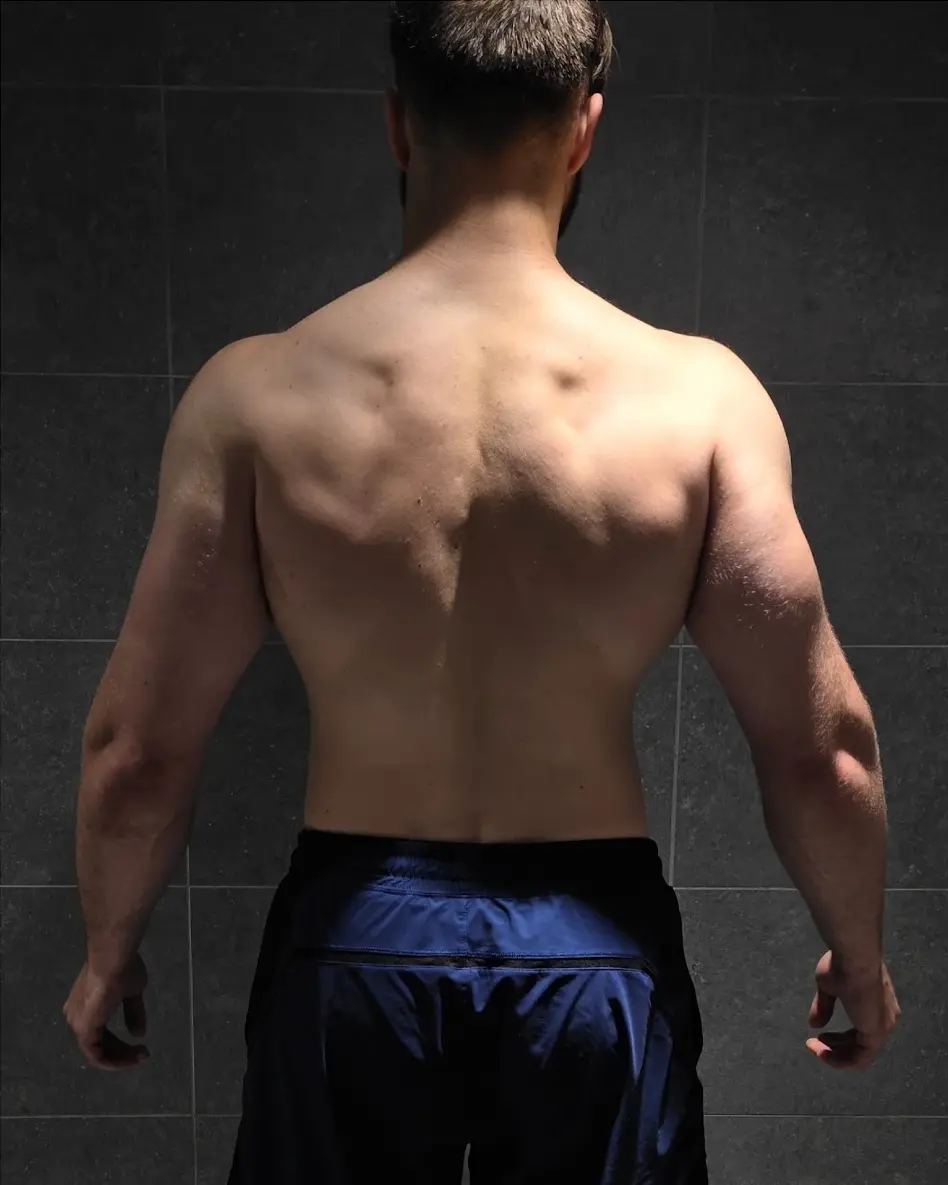 Cliente de LuxFigure, vista de espalda: antes y después del plan de entrenamiento y nutrición (después)