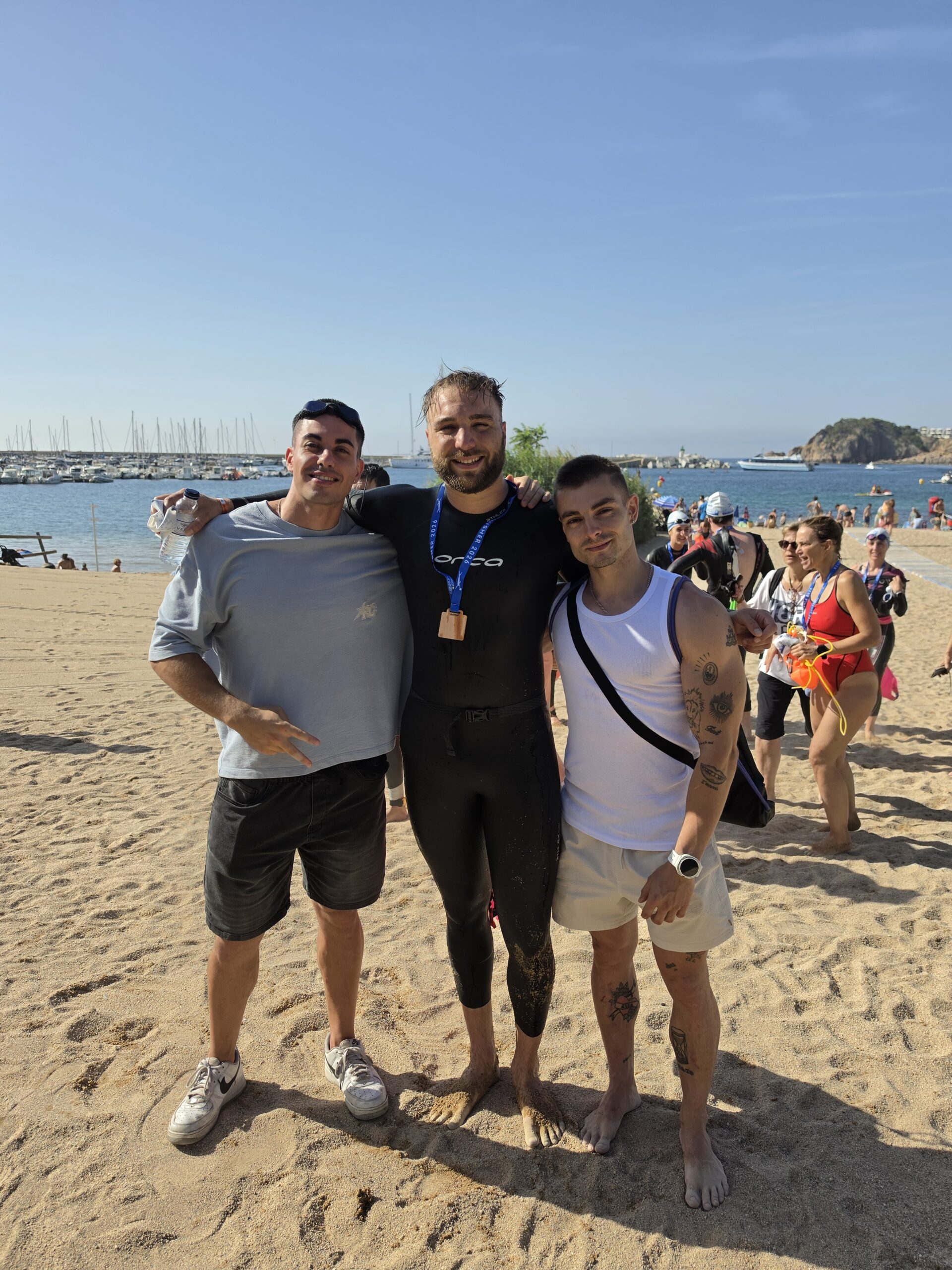 Edu y Adrià de LuxFigure compitiendo en aguas abiertas con medalla