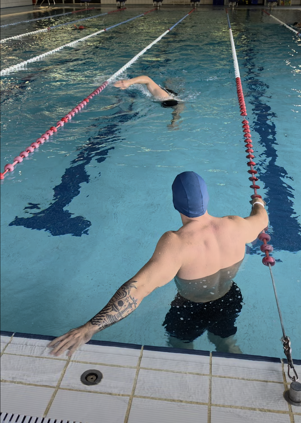 Adrià Ocaña entrenando a cliente nadador combinando hipertrofia y natación